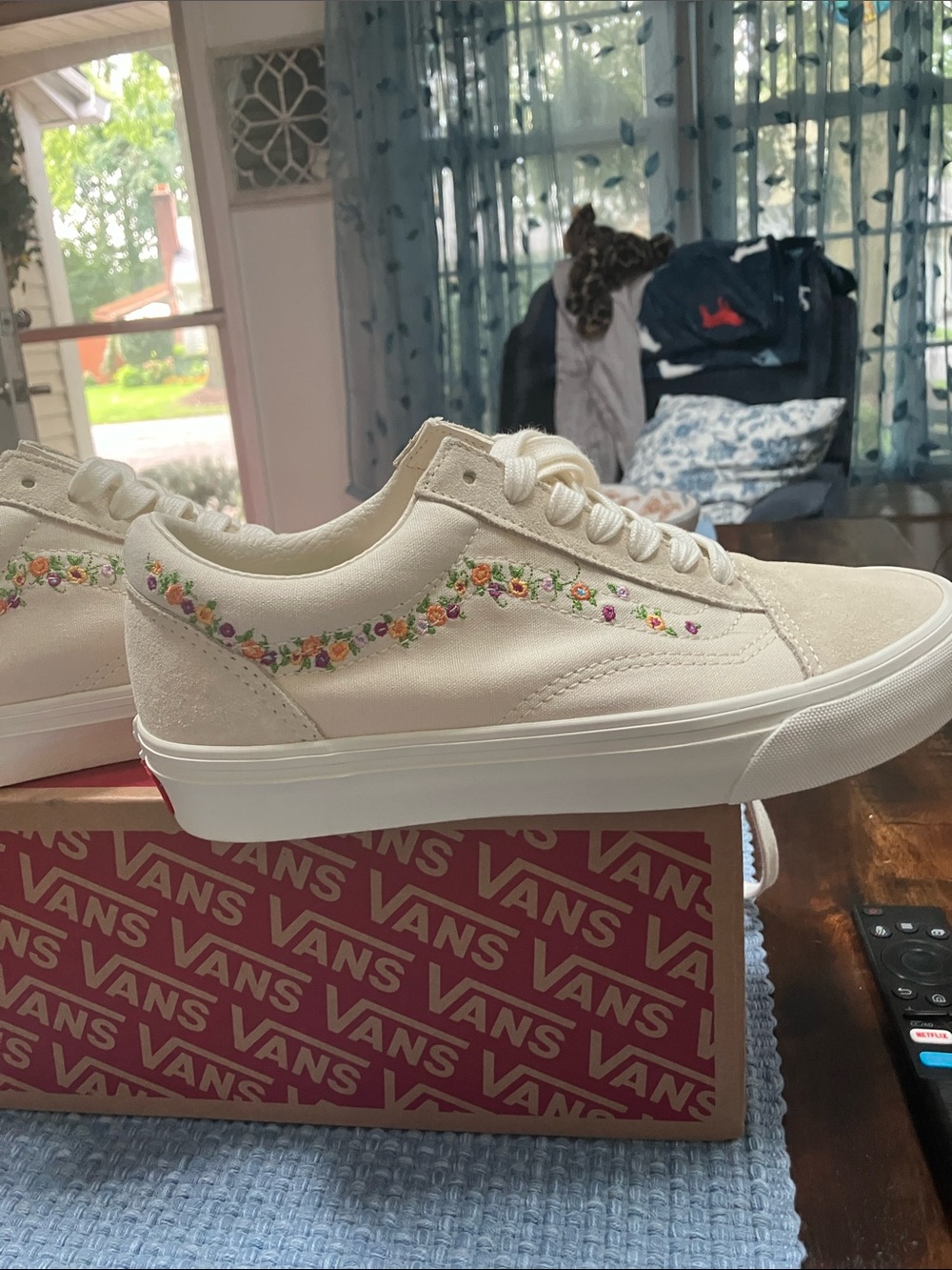 Vans Cream Low-Top Sneakers with Embroidered Floral Stripe suede and canvas
